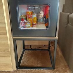 Jednoduchý kovový stolík pod chladničku - moderný hotelový nábytok Jednoduchý kovový stolík pod chladničku - moderný hotelový nábytok