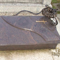 Smuteční ručně kovaná dekorace na kamenném hrobě - ​​věnec s mašlí