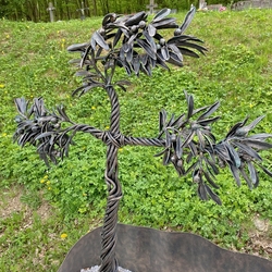 Výjimečný kříž ve tvaru olivovníku ručně vykovaný jako symbol znázorňující příběh - náhrobní pomník