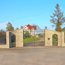 Exklusives schmiedeeisernes Tor und Zaun an einer Villa