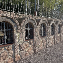 Geschmiedete Denkmäler mit Heiligenattributen und ein Geländer am Wallfahrtsort Butkov