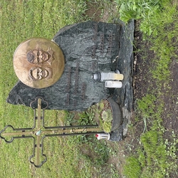 Pomník - náhrobní kámen s kovaným křížem, nápisy a fotografií