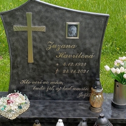 Kovaný pomník v čiernej farbe a striebornej patine s nerezovými doplnkami - kríž, váza, nápisy Kovaný pomník v čiernej farbe a striebornej patine s nerezovými doplnkami - kríž, váza, nápisy