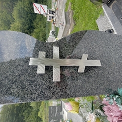 Nerezový kríž vyhotovený na kamenný pomník - kríže, pomníky a dekorácie
