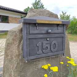 Geschmiedeter Briefkasten mit Bezeichnung von Nummer hergestellt für ein Einfamilienhaus