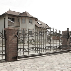 Kvalitní posuvná brána a oplocení rodinného domu - kované brány a ploty