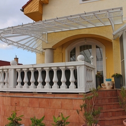 Überdachung der Terrasse in weißer Farbe – geschmiedetes Überdach von UKOVMI