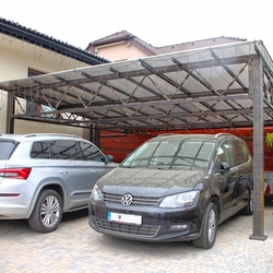 Schmiedeeisernes Überdach für Autos bei einem Einfamilienhaus