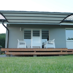 Schmiedeeiserne berdachung der Terrasse eines Einfamilienhauses im modernen Stil