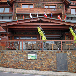 Pohad na hotel Galileo pri vstupe - exterirov zbradlie a doplnky v kovanom tle