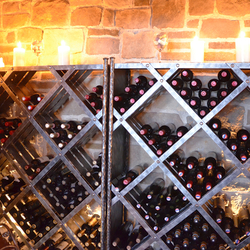 Kované regály a stojany na víno - luxusní nábytek pro milovníky vína