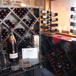 Luxusní kované regály a stojany na víno - kovaný nábytek do vináren a vinných sklepů