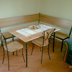 Rohová jídelní lavička, stůl a židle v apartmánu lidového penzionu Šariš Park - kovaný nábytek