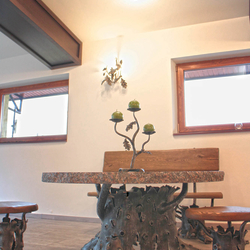 Designový svícen Dubový větev sladěný s uměleckým nábytkem - ručně kovaný svícen