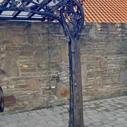 Überdach – eine Detailansicht des fertigen handgeschmiedeten Eichenstamms