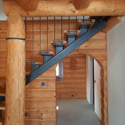 Interiérové ​​schodiště vyrobené v UKOVMI do dřevěnice na východě Slovenska