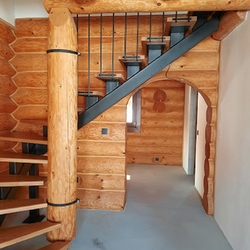 Kované schodisko so zábradlím v drevenici - interiérové schodisko