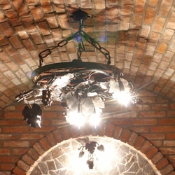 Luster Vinič v kolese voza ako osvetlenie vínnej pivnice - luxusné svietidlá Luster Vinič v kolese voza ako osvetlenie vínnej pivnice - luxusné svietidlá