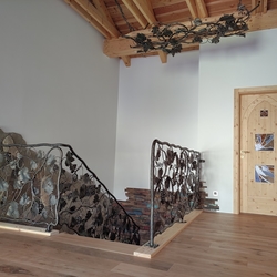 Ručně kované schodišťové zábradlí se vzorem révy v rodinném domě na Moravě
