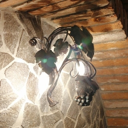 Dizajnová nástenná lampa vo vínnej pivnici - ručne kované svietidlo Vinič Dizajnová nástenná lampa vo vínnej pivnici - ručne kované svietidlo Vinič