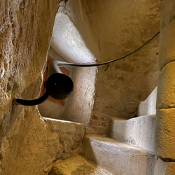 Ein gedrehter spiralfrmiger Handlauf auf der Treppe des Kirchturms der Renaissance-Kirche aus dem 16. Jahrhundert in Stropkov