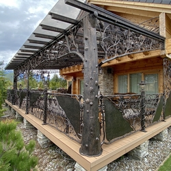 Ein Kunstwerk als komplexe Überdachung einer Terrasse mit Geländer in der Tatra Ein Kunstwerk als komplexe Überdachung einer Terrasse mit Geländer in der Tatra