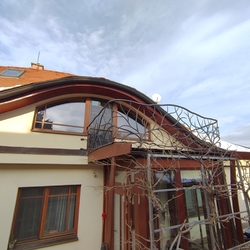 Design-Geländer auf dem Balkon eines Einfamilienhauses – exklusives Außengeländer Design-Geländer auf dem Balkon eines Einfamilienhauses – exklusives Außengeländer