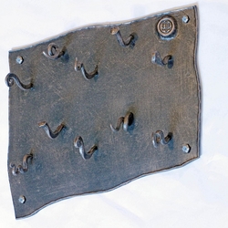 Originální kovaný věšák na klíče s pečetí UKOVMI - nábytek do předsíně
