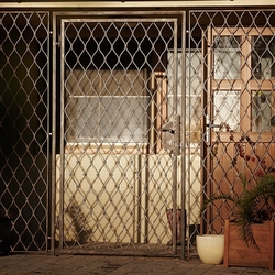 Grille en fer forg  L'entre dans le sous-sol