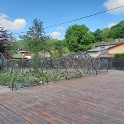 Künstlerisch handgeschmiedetes Geländer auf einer Brücke bei einem Einfamilienhaus in der Tschechischen Republik Künstlerisch handgeschmiedetes Geländer auf einer Brücke bei einem Einfamilienhaus in der Tschechischen Republik
