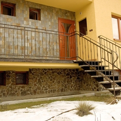 Kované zábradlí - vstup do domu - exteriérové zábradlí se schodištěm Kované zábradlí - vstup do domu - exteriérové zábradlí se schodištěm
