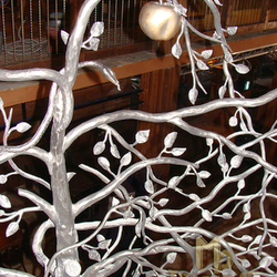 Geländer Baum – Kunstwerk „Die Versuchung“ – HAPPY END Jasná, Bar im Skigebiet