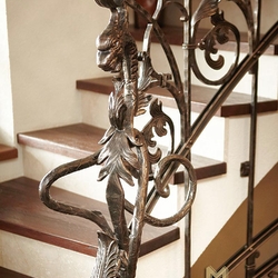 Dragon en fer forg artisanal - dtail approch d'un garde-corps pour escalier sur mesure.