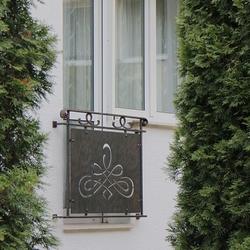 Garde-corps de porte-fenêtre d'extrieur contemporain. Tle en acier avec motif dcoupe laser. 