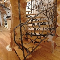 Handgeschmiedetes Geländer 'Baum' - die Kiefer- ein Kunststück in einer luxuriösen Jagdhütte - handgeschmiedetes Geländer