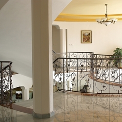 Luxusní vila s interiérovým schodišťovým zábradlím vyrobeným v UKOVMI