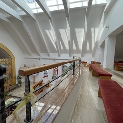 Kované zábradlí s dřevěným madlem na galerii kostela - zábradlí do interiéru