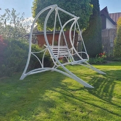 Bílá kovaná houpačka v zahradě na Spiši - zahradní kovaný nábytek