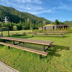 Gartenbnke und -tische fr Veranstaltungen und Lager auf der Ranch in Krova Lehota
