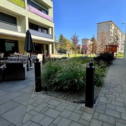 Vonkajšie osvetlenie reštaurácie kovanými stojanovými lampami - záhradné svietidlá Vonkajšie osvetlenie reštaurácie kovanými stojanovými lampami - záhradné svietidlá