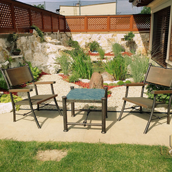 Luxuriöser Gartensitz - Tische und Stühle aus Naturmaterialien - Eisen, Holz und Stein