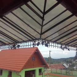 Schmiedeeisernes Überdach mit natürlichem Eichenmotiv – Überdachung des Balkons