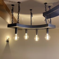 Kovaný lustr s retro žárovkami na nastavitelné řetězu - stylové závěsné svítidlo