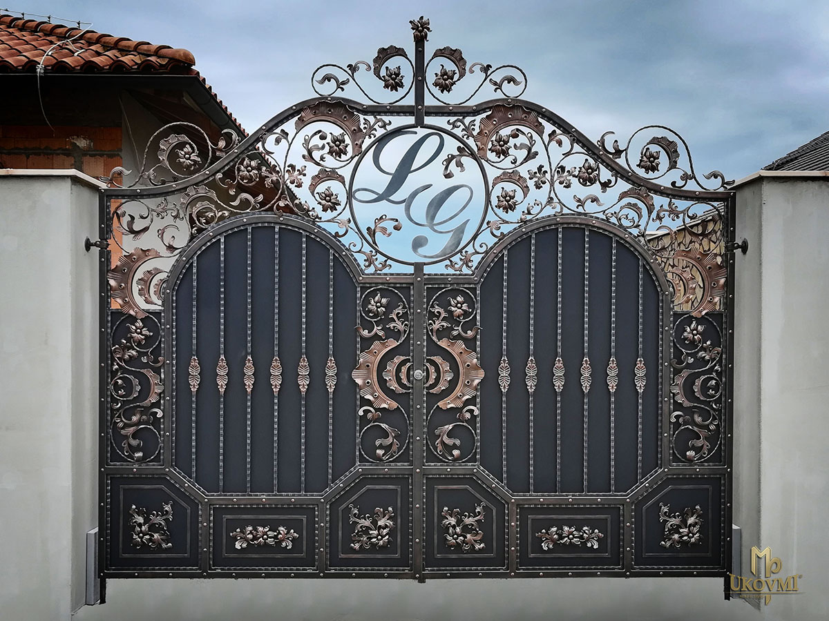 Luxusná kovaná brána pri rodinnom dome