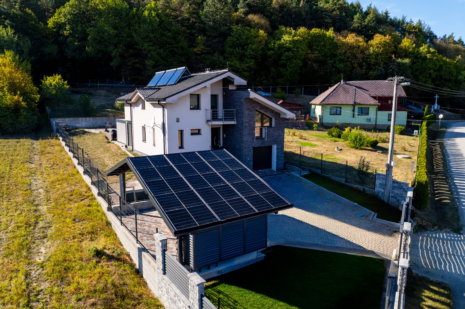 Minimalisticlý Fotovoltaický prístrešok