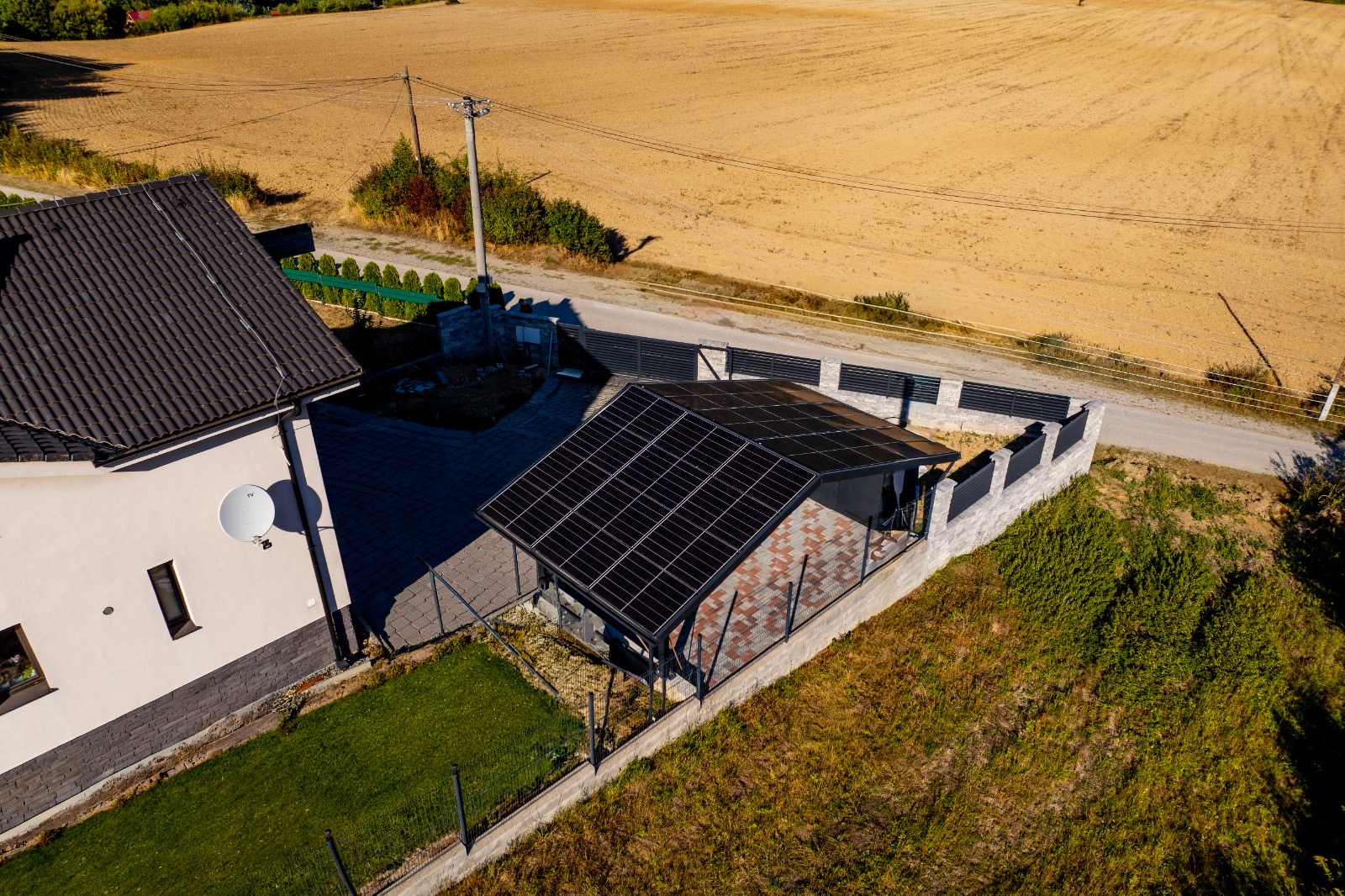 Minimalisticlý Fotovoltaický prístrešok