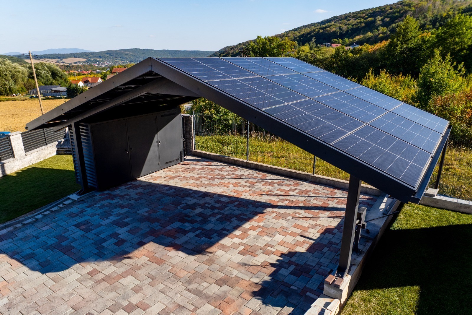 Minimalisticlý Fotovoltaický prístrešok