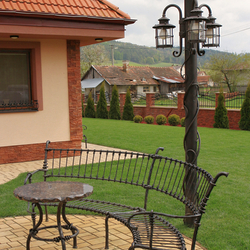Lampes de jardin en fer forg : L'lgance qui brille après la tombe de la nuit